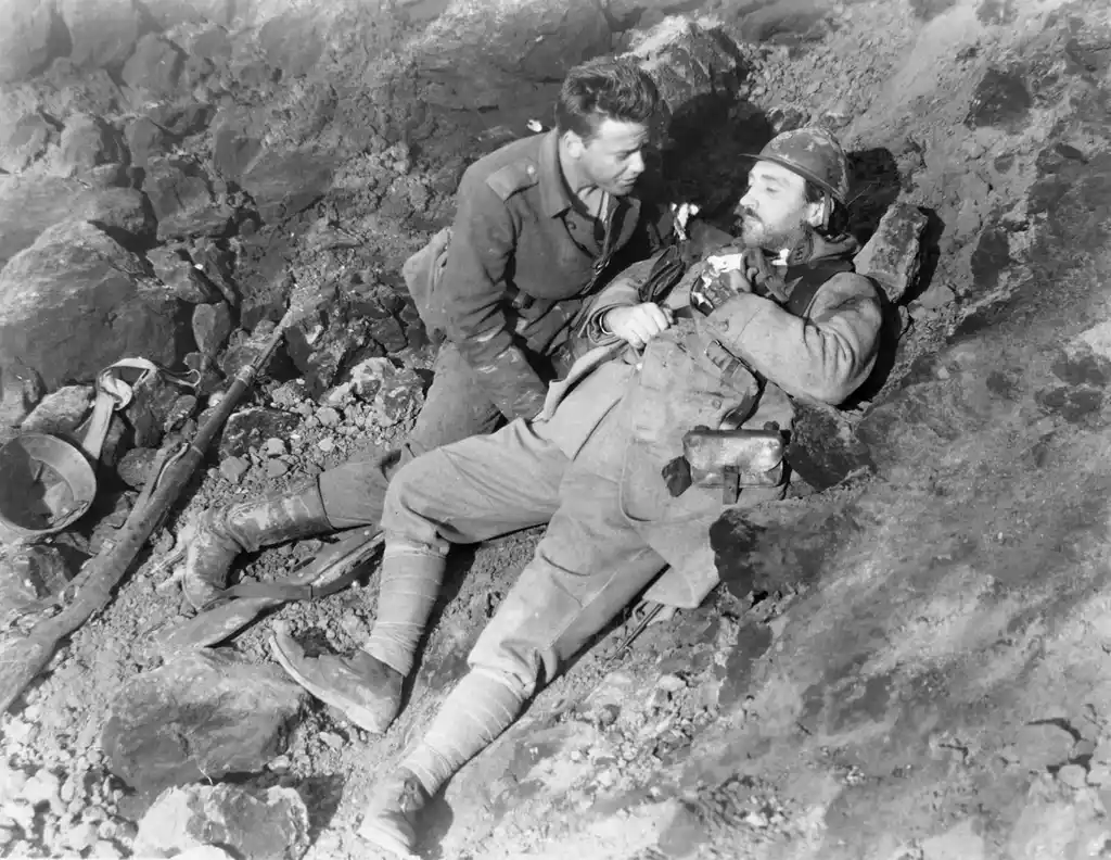 Still of two soldiers in a war zone from the movie All Quiet on the Western Front (1930)