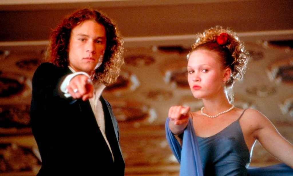 Still from 10 Things I Hate About You, showing Patrick and Kat pointing to the camera.